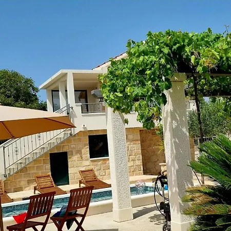 žurnata Villa *